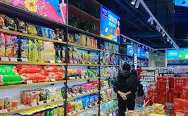 休闲食品店要几个人经营，完全取决于这些因素